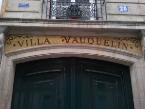 Mosaïque indiquant la Villa Vauquelin au 28 de la rue du même nom.